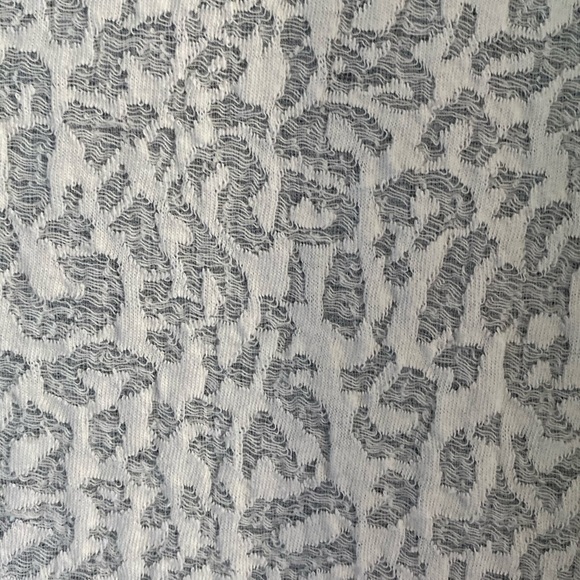 Jane and Delaney medium white/ gray texture top - Picture 5 of 7